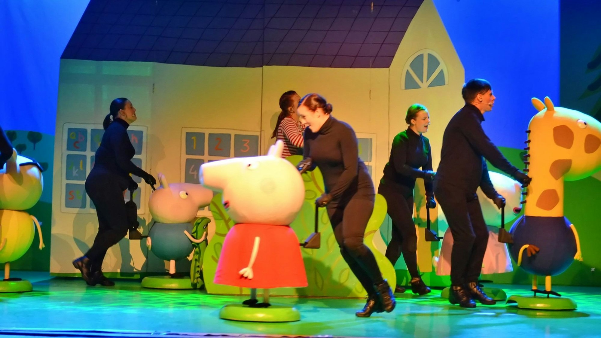 Zahlreiche Schauspieler und Fantasiefiguren sind auf der Bühne des Stadttheaters Euskirchen zu sehen.