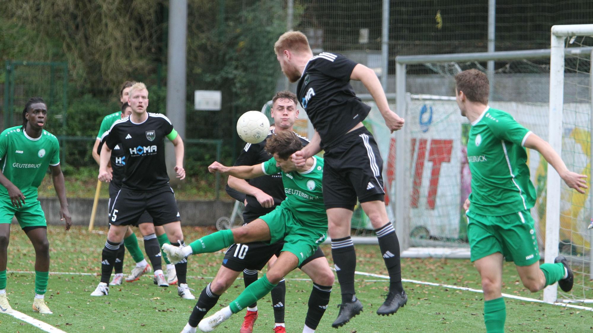 Dicke Luft im Strafraum des FSV Neunkirchen-Seelscheid nach einer Bad Honnefer Ecke.