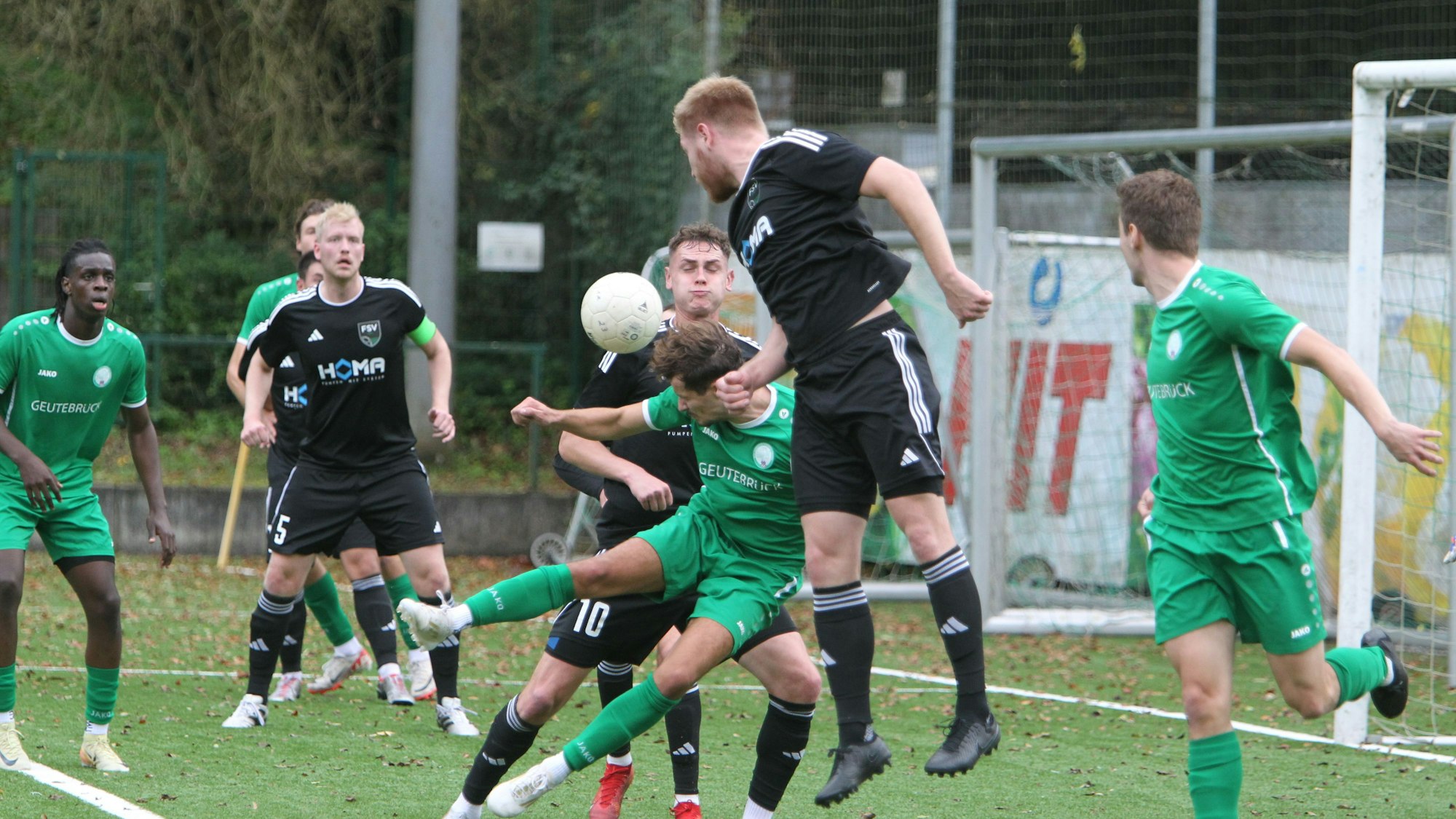 Dicke Luft im Strafraum des FSV Neunkirchen-Seelscheid nach einer Bad Honnefer Ecke.
