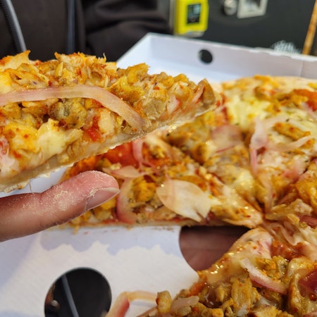 Neu am Pizza-Automaten am Rande des Busbahnhofs in Waldbröl ist die Pizza mit Hähnchen-Kebab. Insgesamt sechs Sorten können dort per Fingerkuppe bestellt werden. Eine davon haben wir probiert – natürlich die neue.