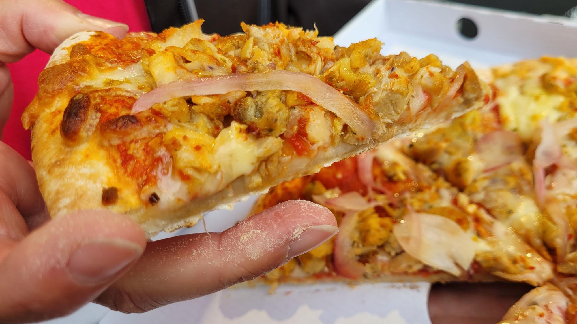 Neu am Pizza-Automaten am Rande des Busbahnhofs in Waldbröl ist die Pizza mit Hähnchen-Kebab. Insgesamt sechs Sorten können dort per Fingerkuppe bestellt werden. Eine davon haben wir probiert – natürlich die neue.