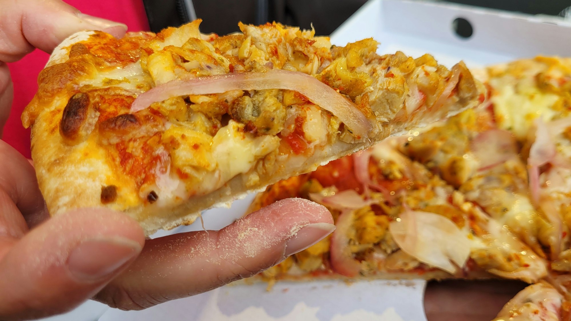 Neu am Pizza-Automaten am Rande des Busbahnhofs in Waldbröl ist die Pizza mit Hähnchen-Kebab. Insgesamt sechs Sorten können dort per Fingerkuppe bestellt werden. Eine davon haben wir probiert – natürlich die neue.