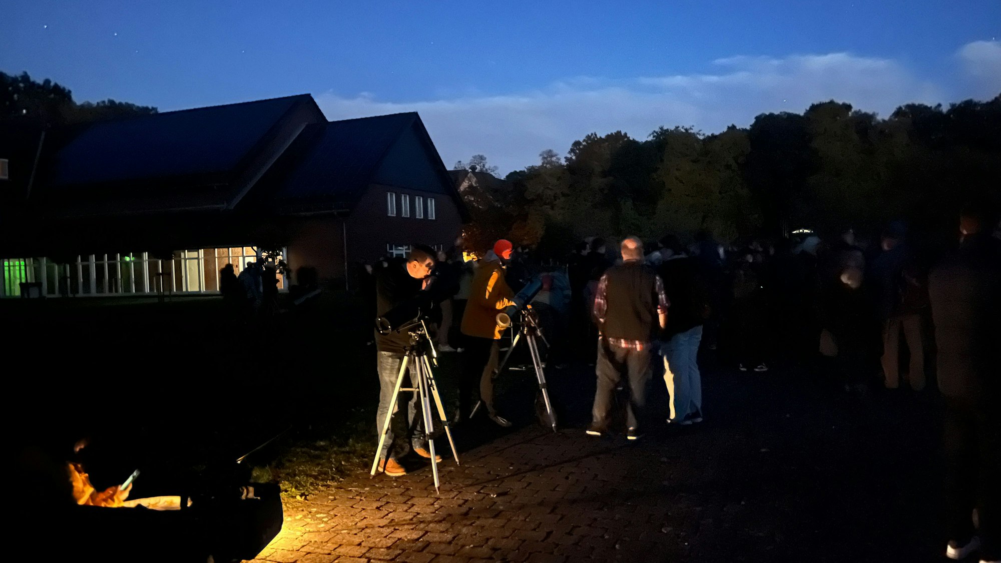 Amateur-Astronomen hatten mehrere Teleskope aufgebaut.