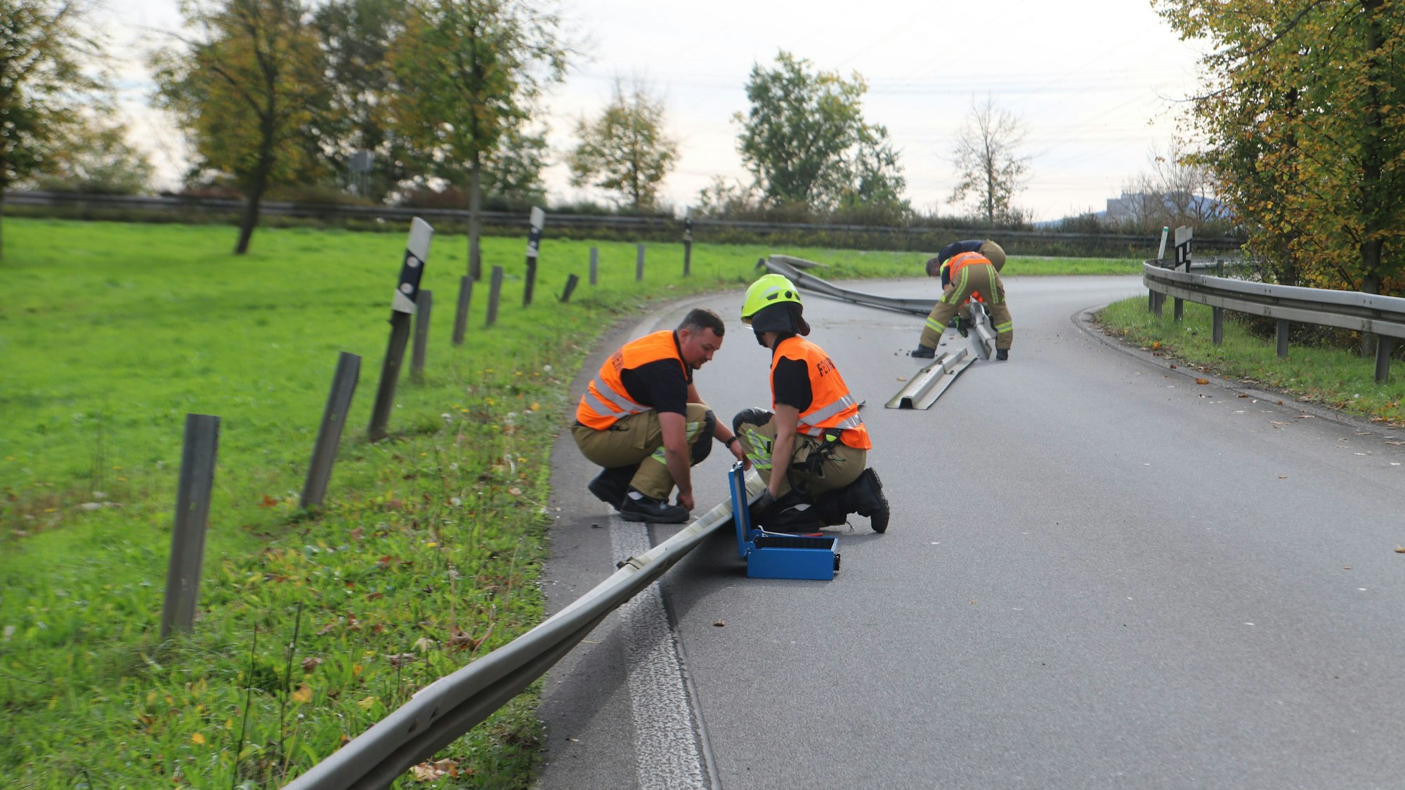 Feuerwehrleute demontieren die Schutzplanke, die nach einem Unfall in die Auffahrt zur B 56n hineinragte.
