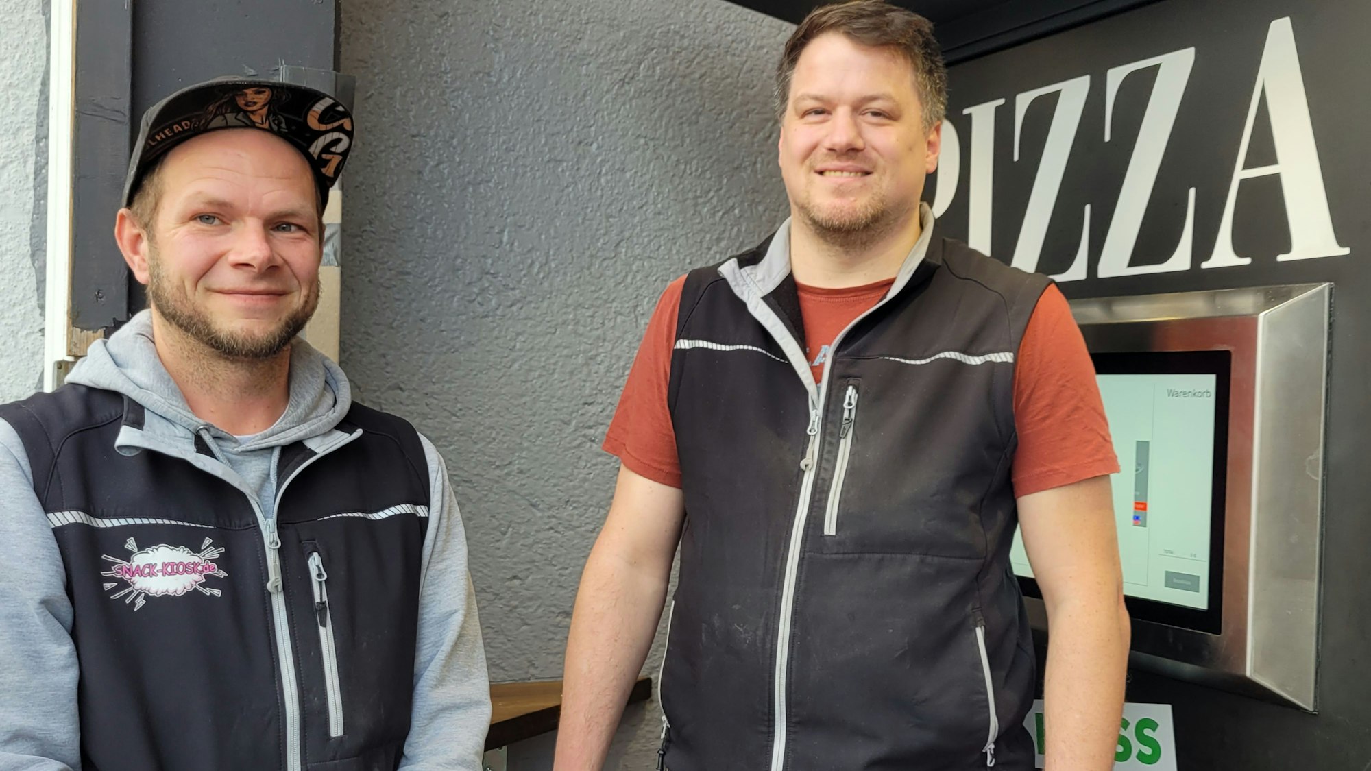 Aufgestellt hat die Verlaufsautomaten in Waldbröl der Unternehmer Christian Kahl aus Wiehl-Bielstein (rechts). Sein Automaten-Operator Denis Barnowsky hält die Geräte in der Marktstadt in Schuss und bestückt sie mit Ware. Unser Foto zeigt die beiden Männer von einem der Automaten.