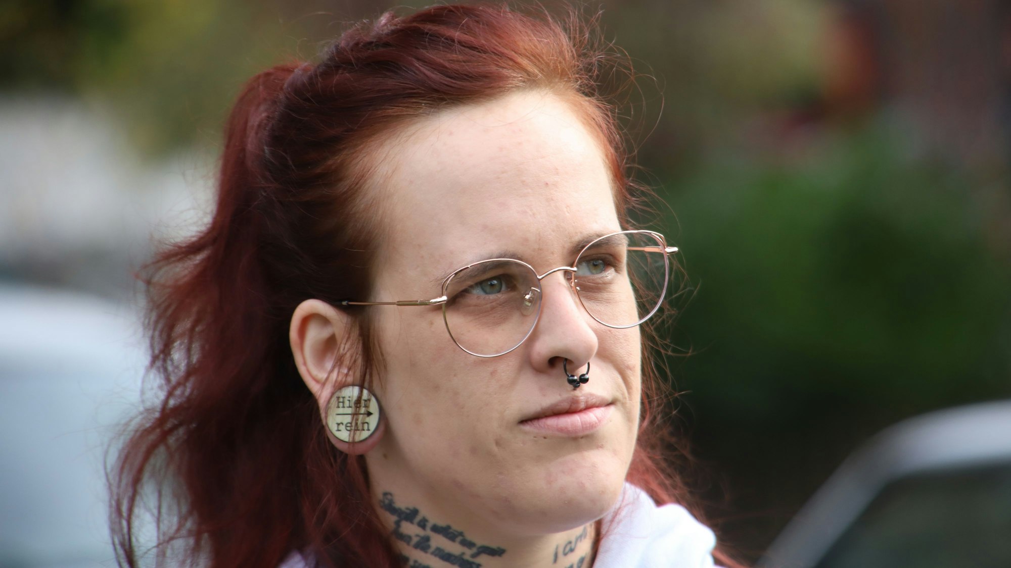 In einem Mehrfamilienhaus am Pappelweg ist die Wohnung eines Zeugen nach einem Terrorverdacht gegen seinen Neffen durchsucht worden. Ida Ueckerseifer, Zeugin und Bewohnerin.