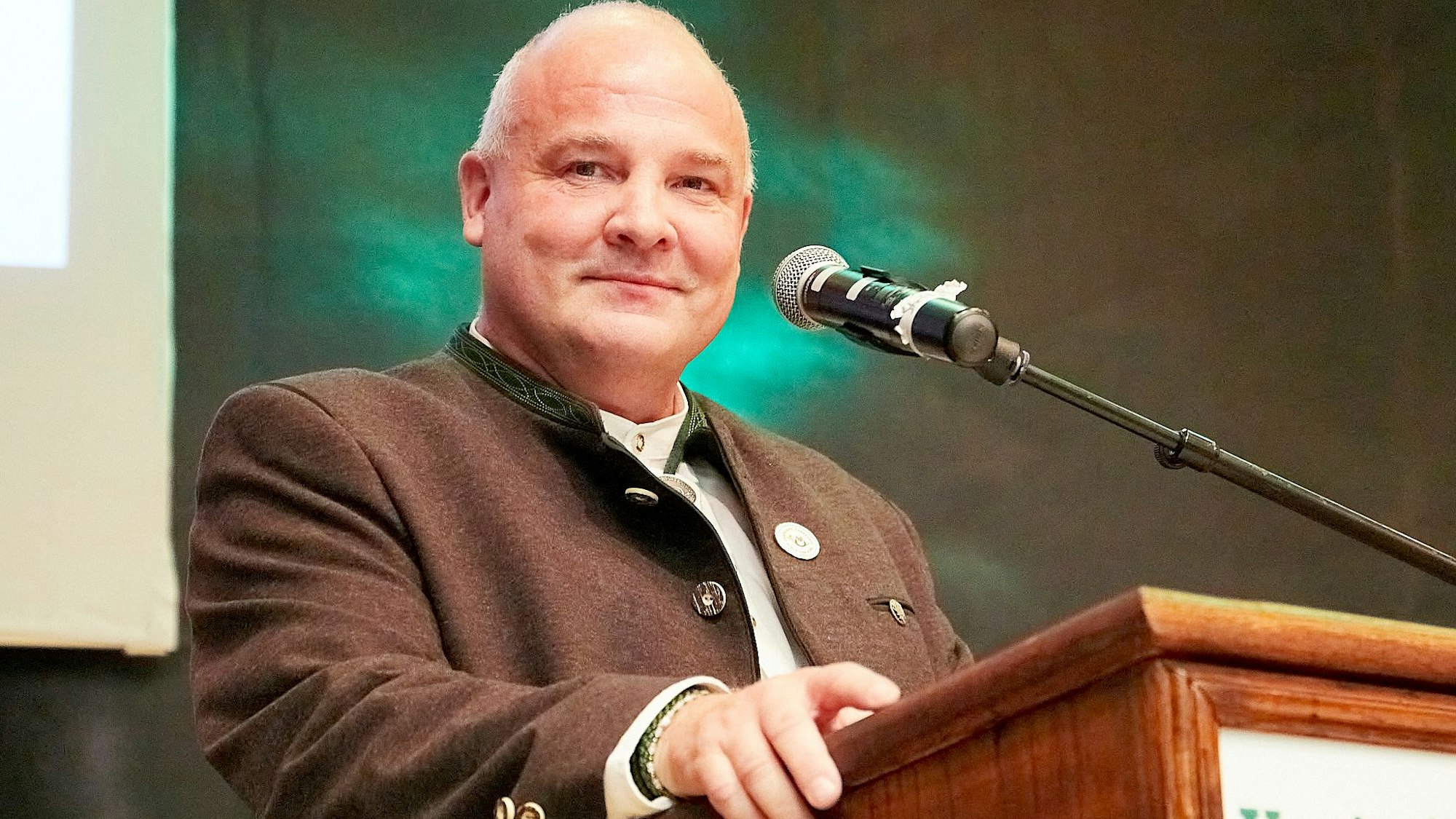 Dirk Hoffmann, Vorsitzender des Schleidener Jagdhornbläsercorps,steht am Rednerpult.