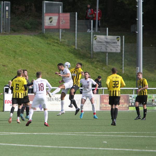 Augen zu und durch: Murat Ekizoglu (links) vom TFC Inter Troisdorf und Süleyman Lal vom 1. FC Spich II.