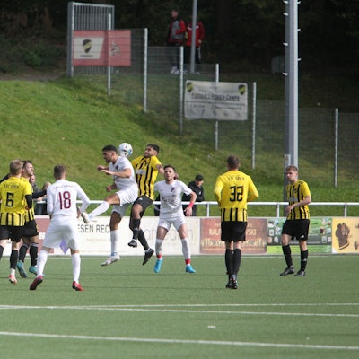 Augen zu und durch: Murat Ekizoglu (links) vom TFC Inter Troisdorf und Süleyman Lal vom 1. FC Spich II.