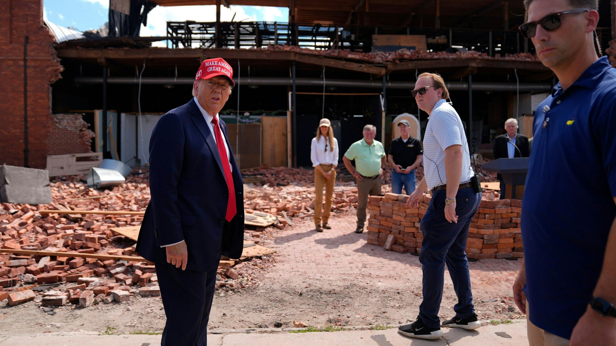 ARCHIV - 30.09.2024, USA, Valdosta: Der republikanische US-Präsidentschaftskandidat und ehemalige US-Präsident Donald Trump (l) besichtigt die vom Hurrikan Helene betroffene Stadt Valdosta.