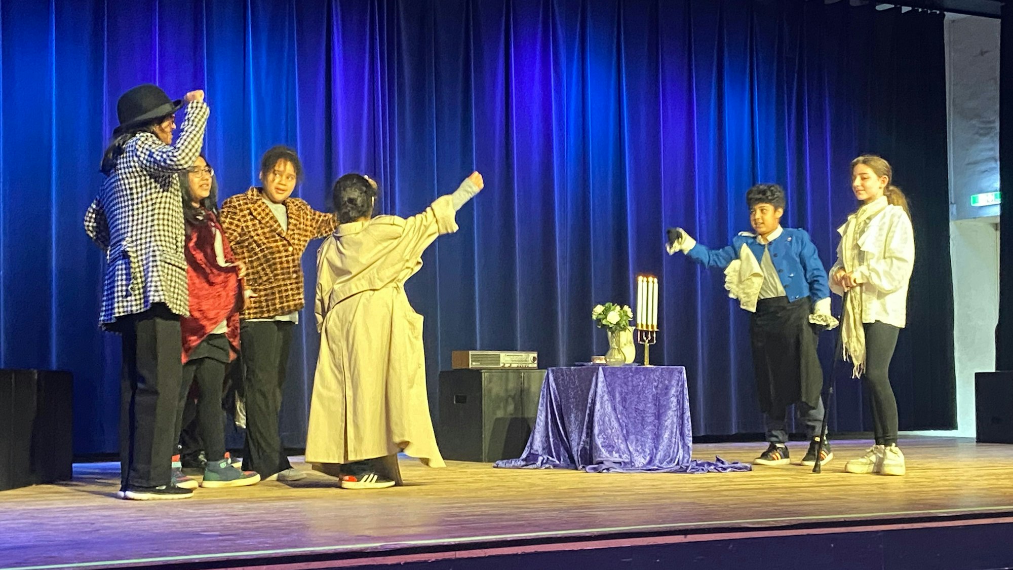 Zu sehen sind verkleidete Kinder auf eine Bühne.