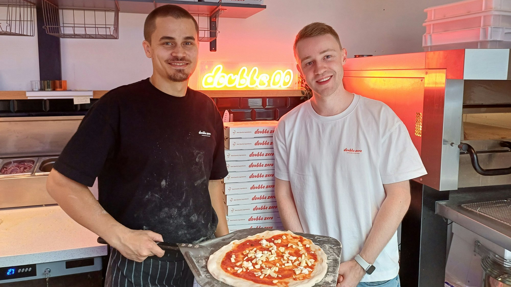 Rogier The und Felix Awiszus in ihrem „Double Zero Pizza“-Laden.