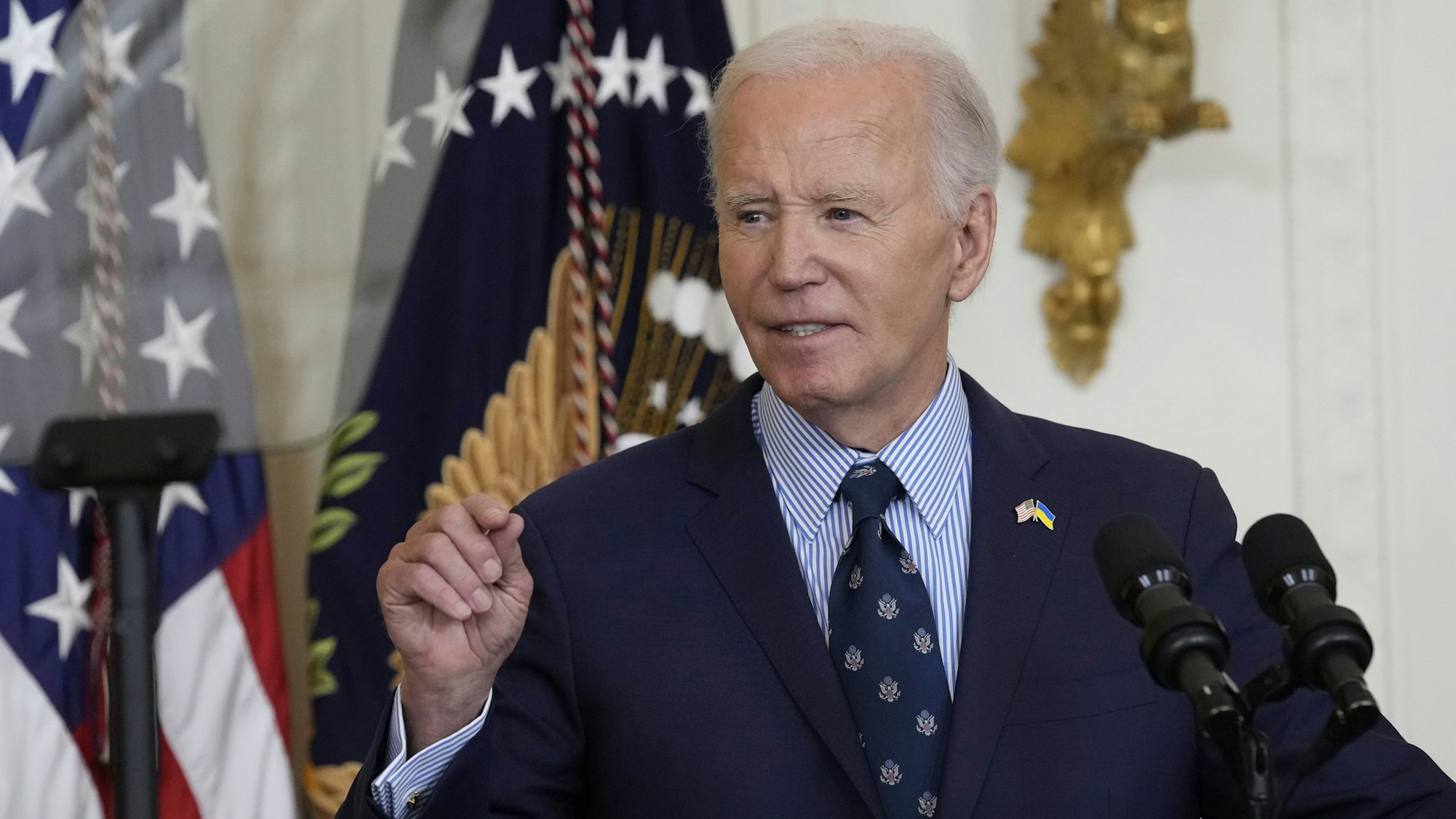 US-Präsident Joe Biden spricht während einer Veranstaltung mit US-Vizepräsidentin Harris über Waffengewalt in den USA im East Room des Weißen Hauses.