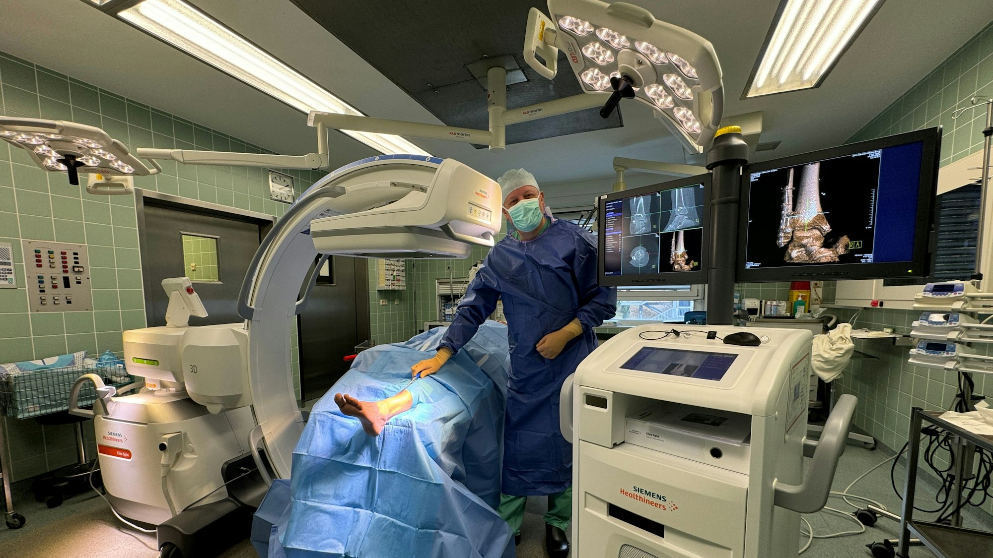 3D Bildwandler Siemens Cios – mit Chefarzt Dr. Gereon Schiffer.