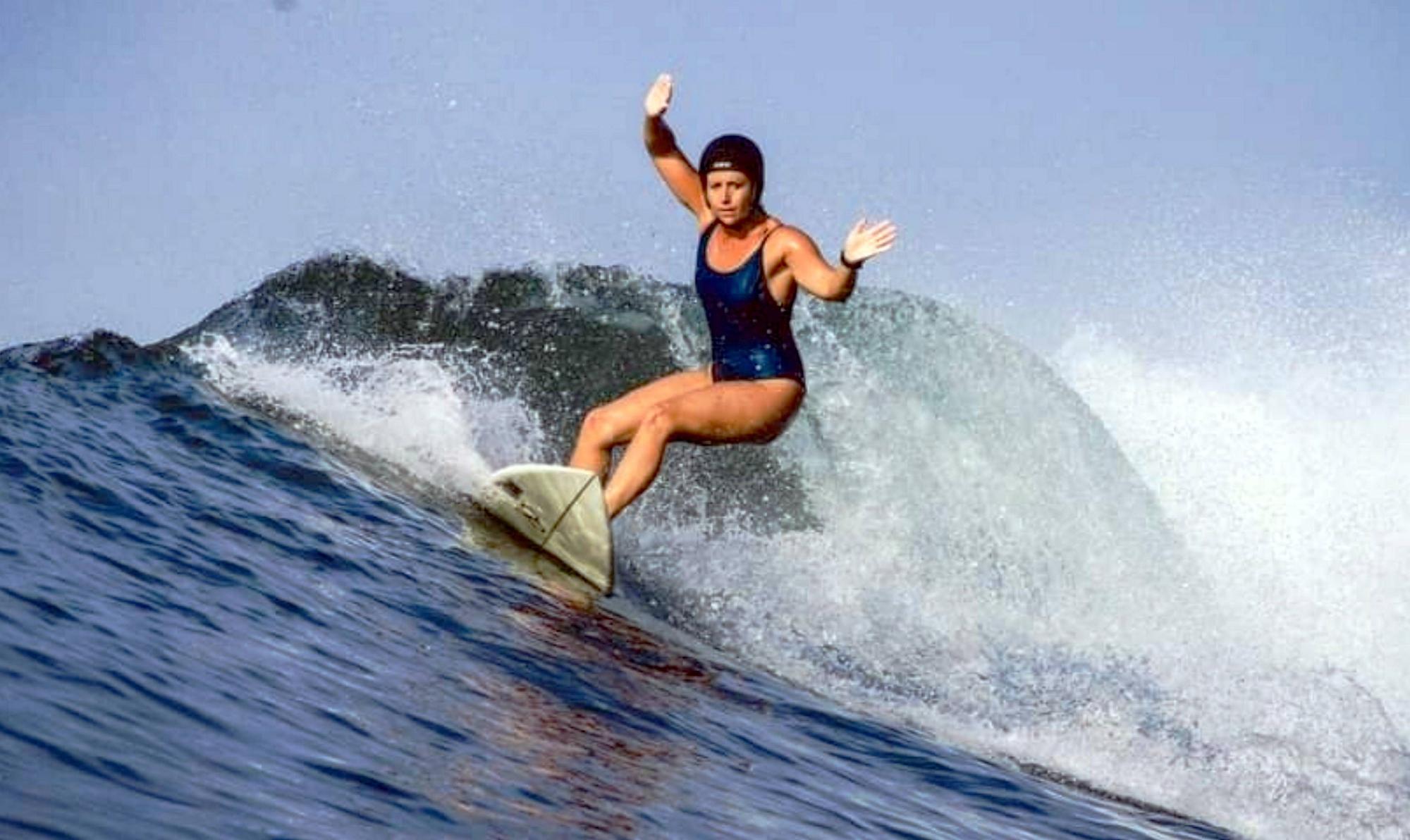 Giulia Manfrini beim Wellenreiten.