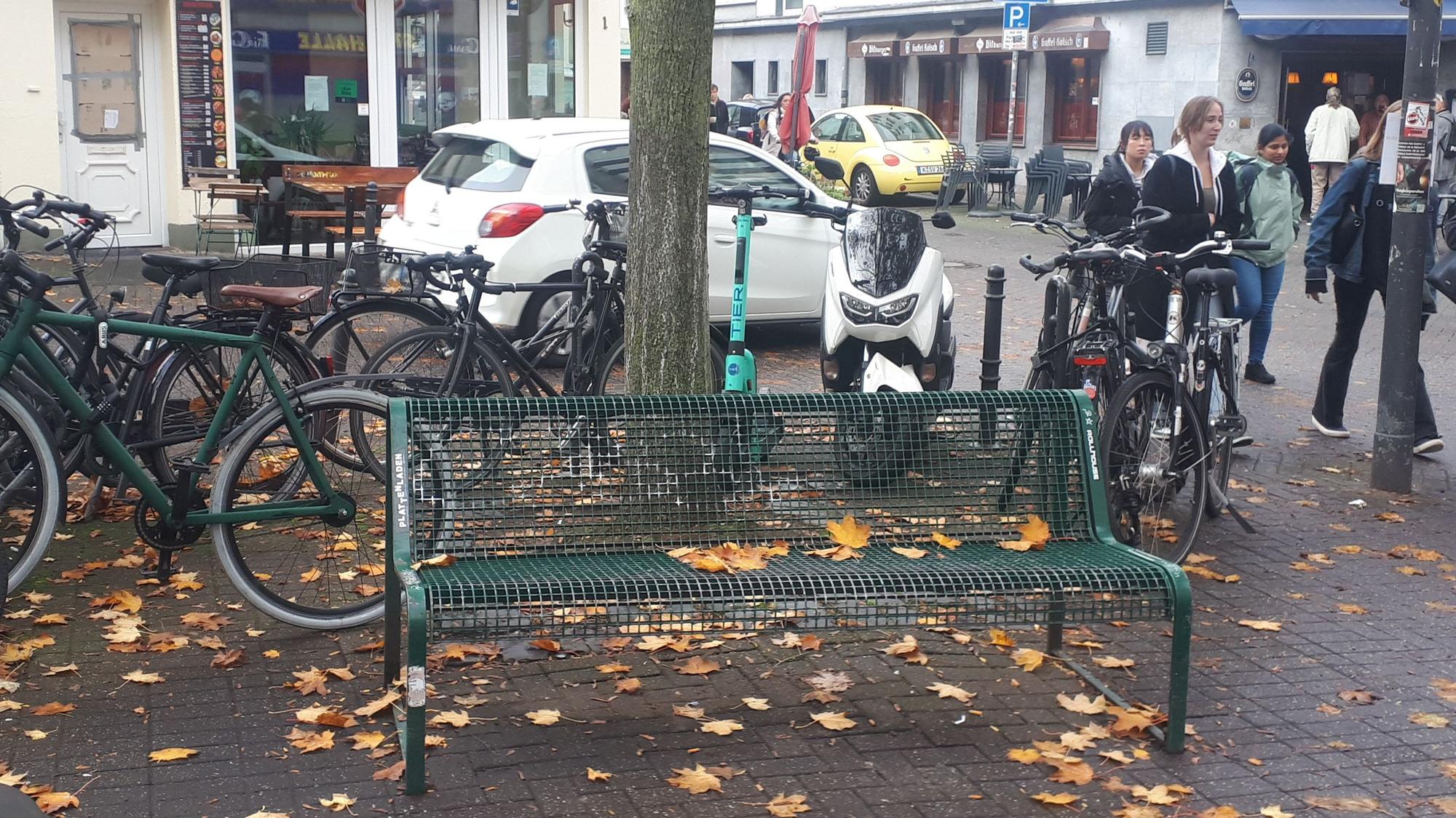 Nur wenige Bänke zum Ausruhen gibt es entlang der Neusser Straße.