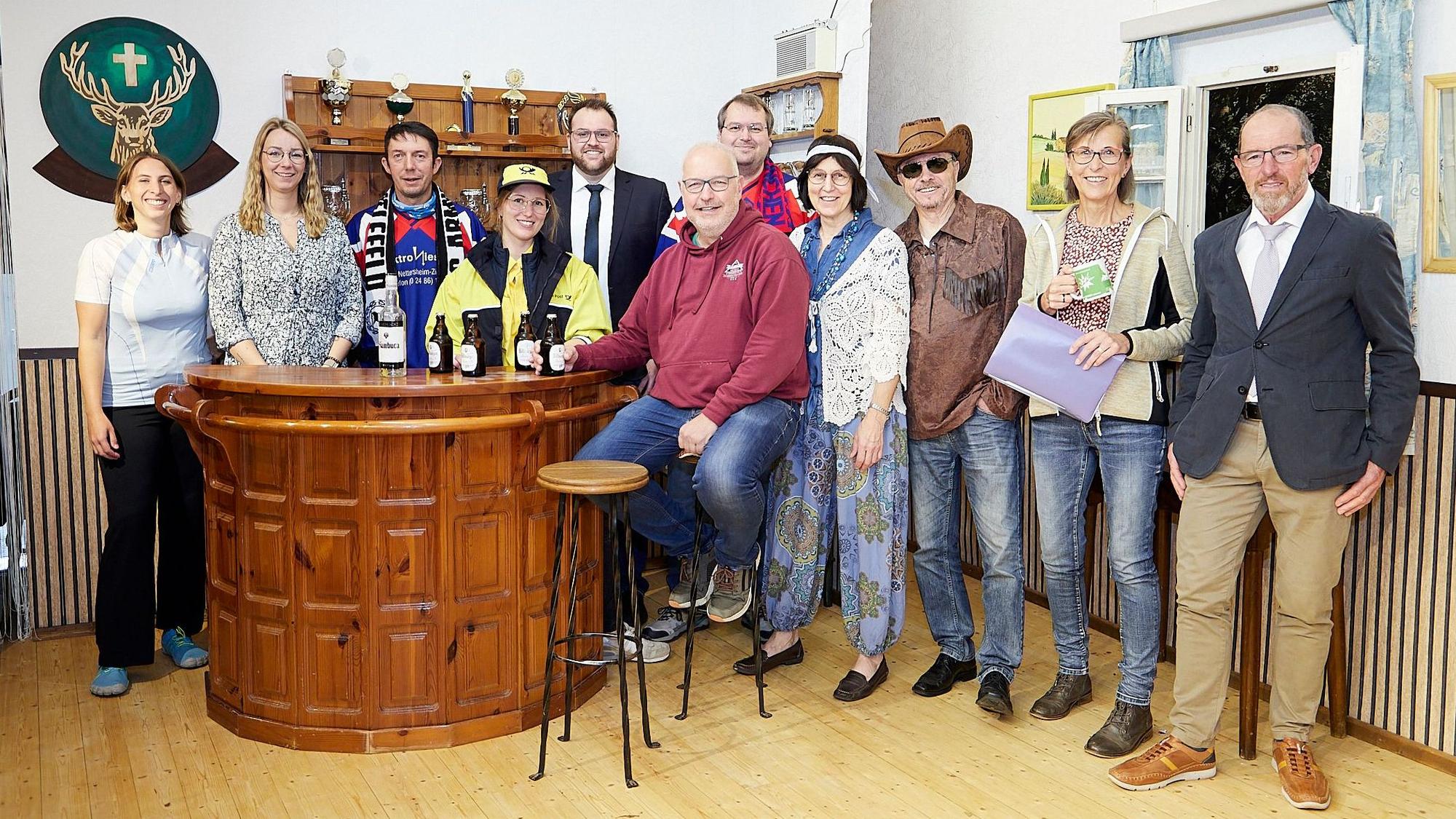 Die Mitglieder der Theaterbühne Zingsheim haben sich in Kostümen zum Gruppenbild aufgestellt.