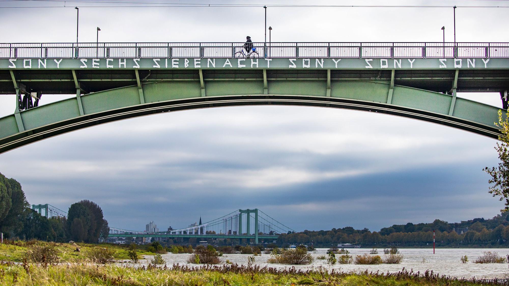 Von der Südbrücke aus startet amSonntag die „Paddel-Demo“.