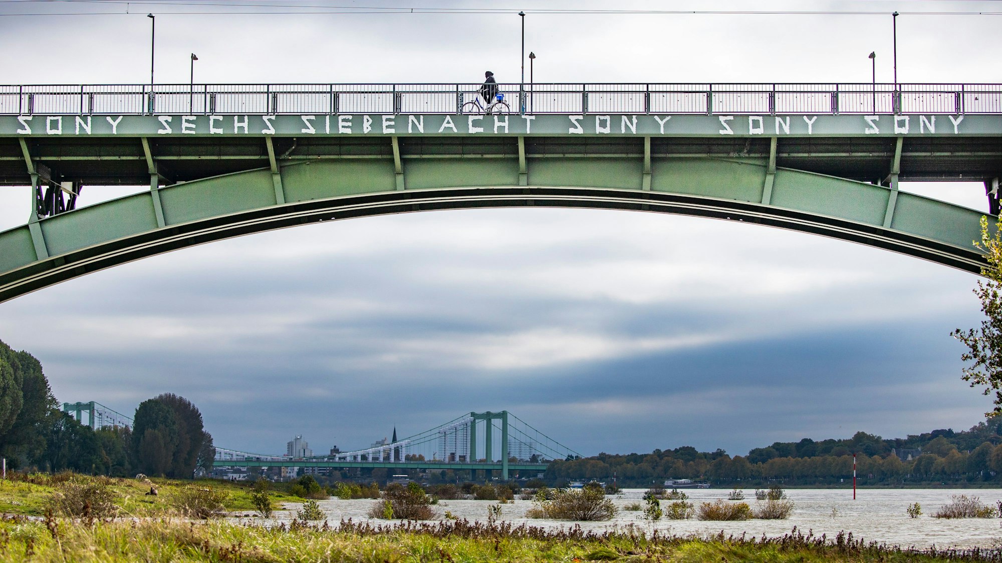 Von der Südbrücke aus startet amSonntag die „Paddel-Demo“.