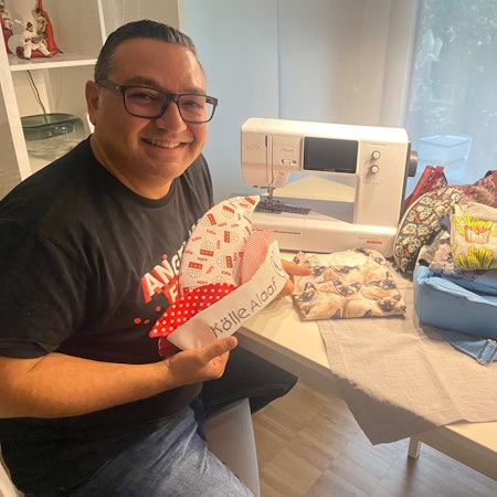 Carmelo Barba mit selbstgenähter Narrenkappe.