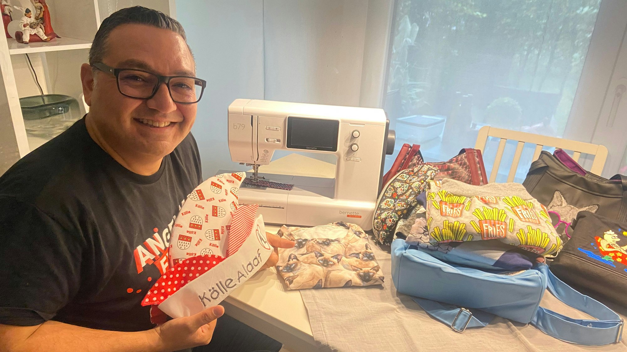 Carmelo Barba mit selbstgenähter Narrenkappe.