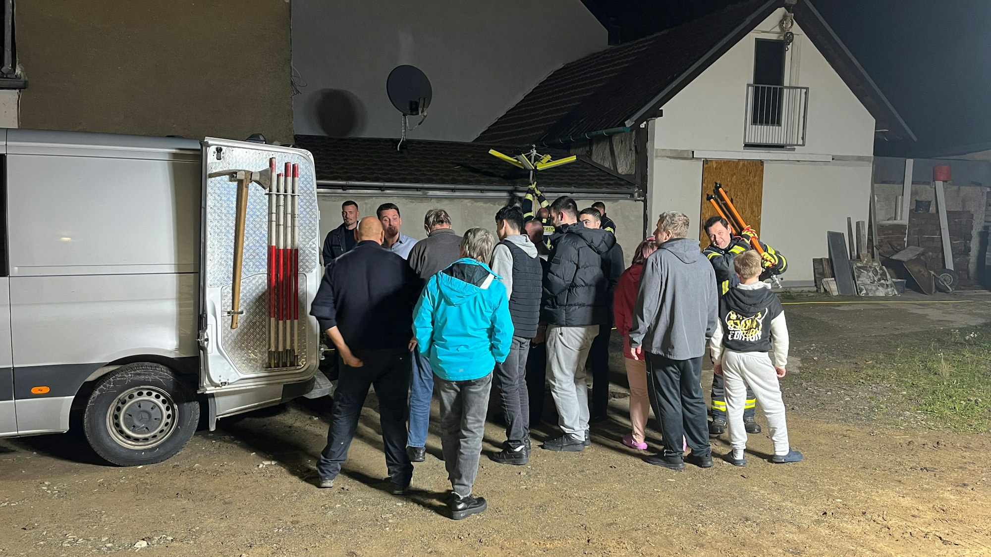 Eine kleine Menschentraube steht an einem Sprinter.