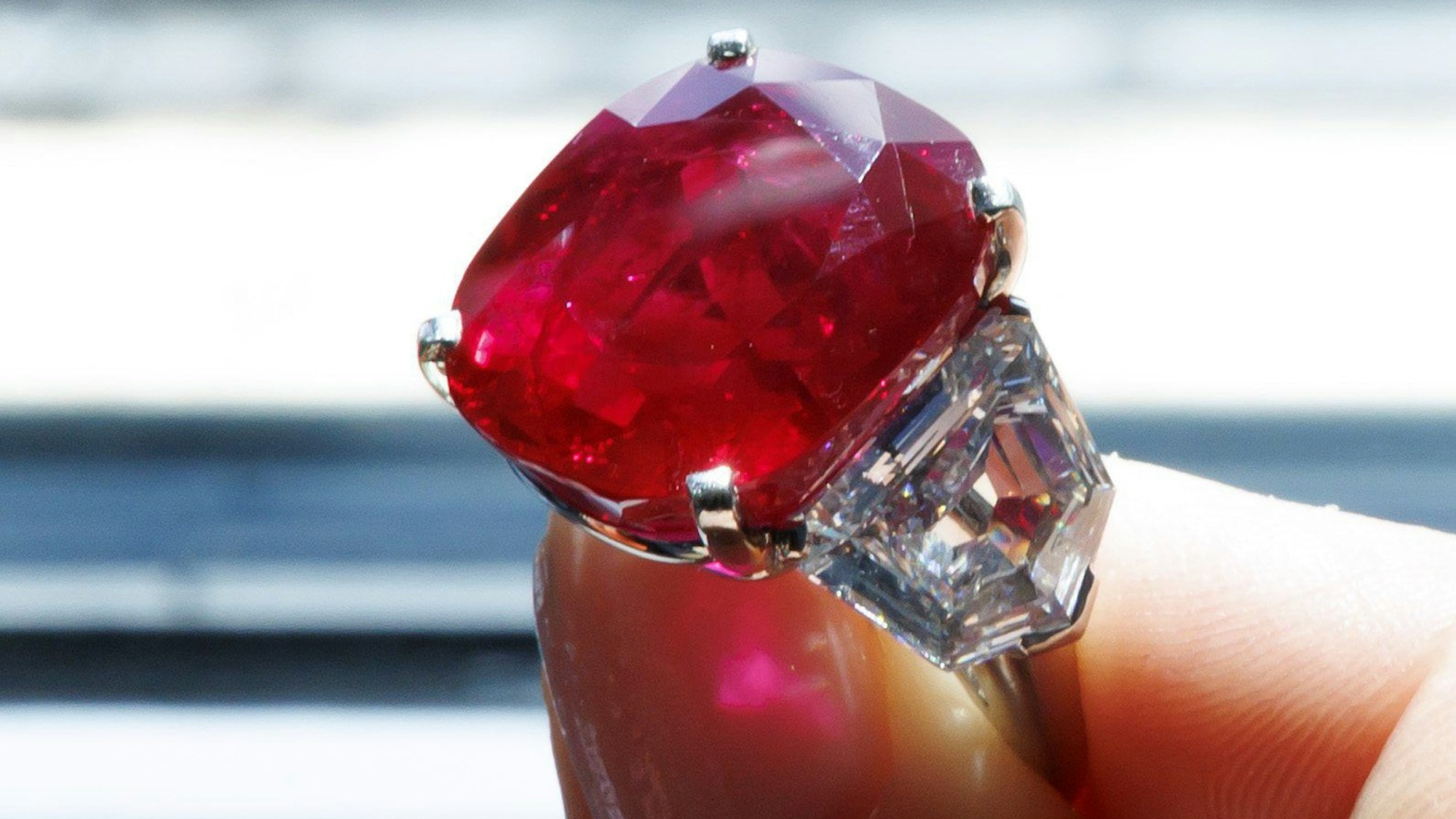 Ein Rubin- und Diamantring.