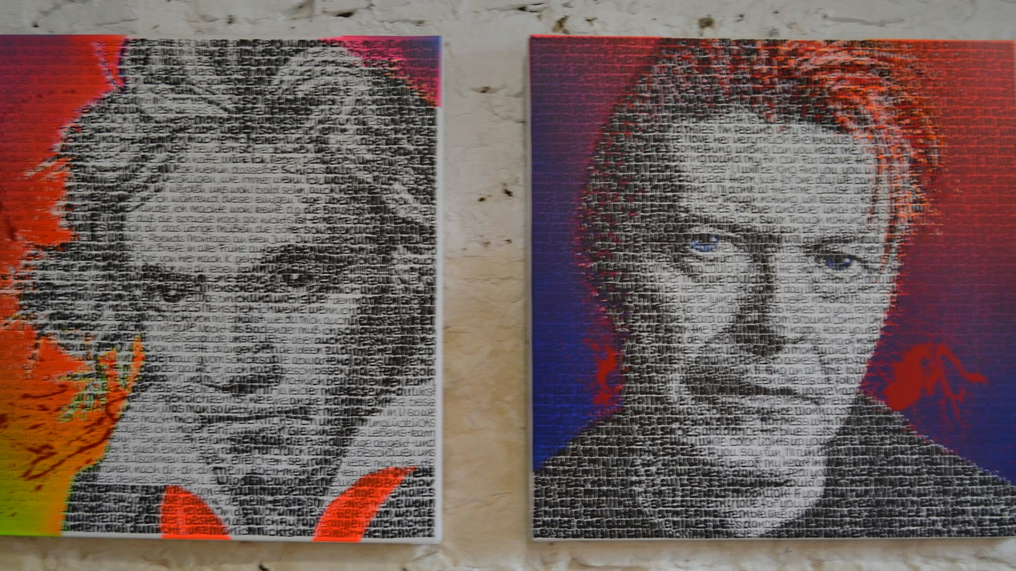 Zwei gleich große Porträtbilder von Ludwig van Beethoven und David Bowie hängen nebeneinander.
