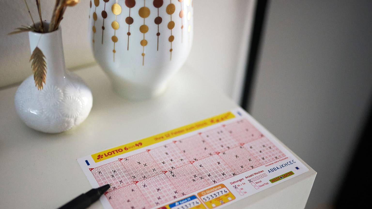 Ein Lottospieler aus dem Raum Mülheim ist am 19. Oktober zum zweifachen Millionär geworden. Bundesweit war er der einzige Spielteilnehmer, der den zweiten Rang von LOTTO 6aus49 getroffen hat. Es ist der 37. WestLotto-Millionengewinn des Jahres.