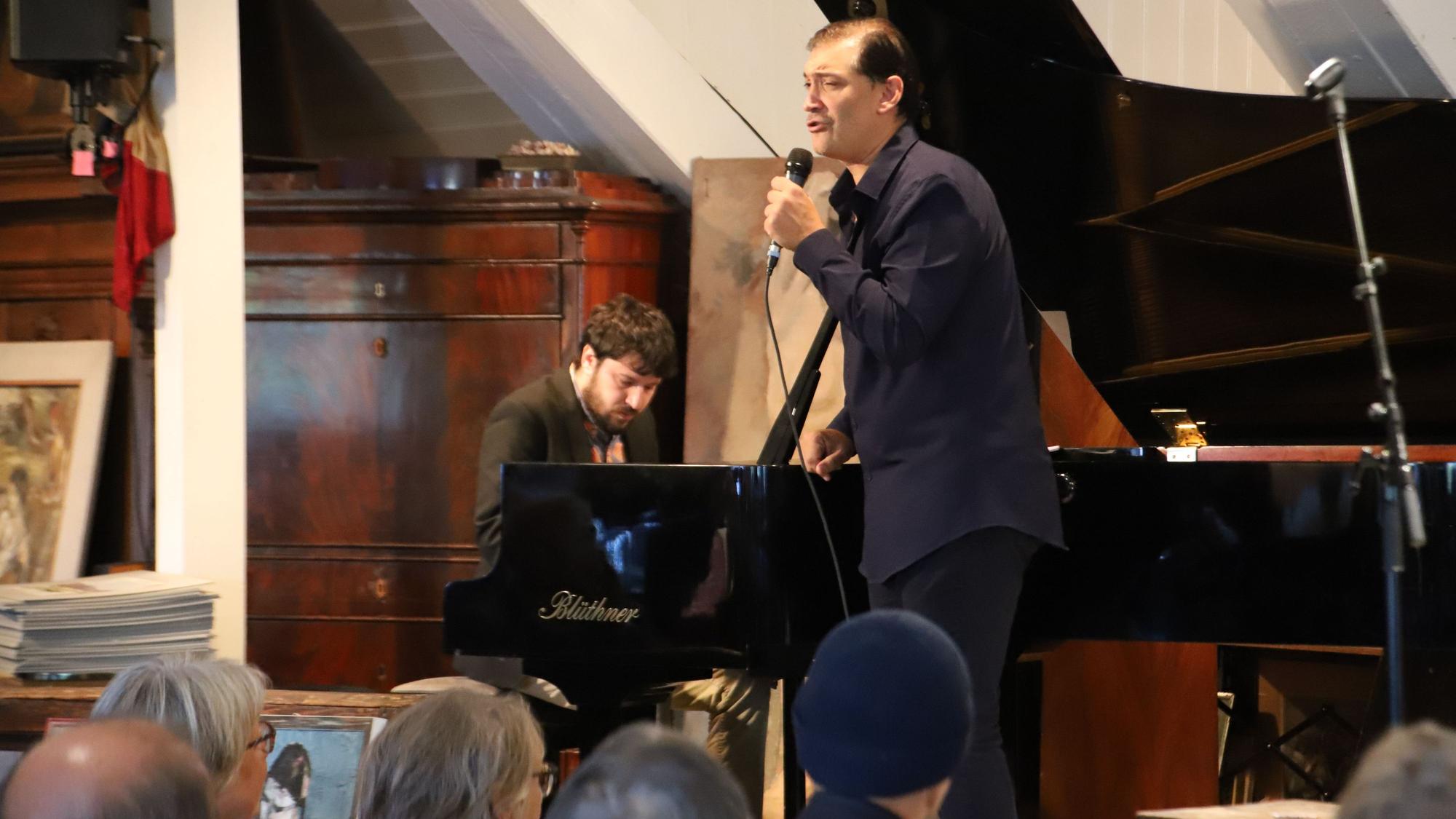 Ein Sänger und ein Pianist musizieren im Kunsthaus Seelscheid.