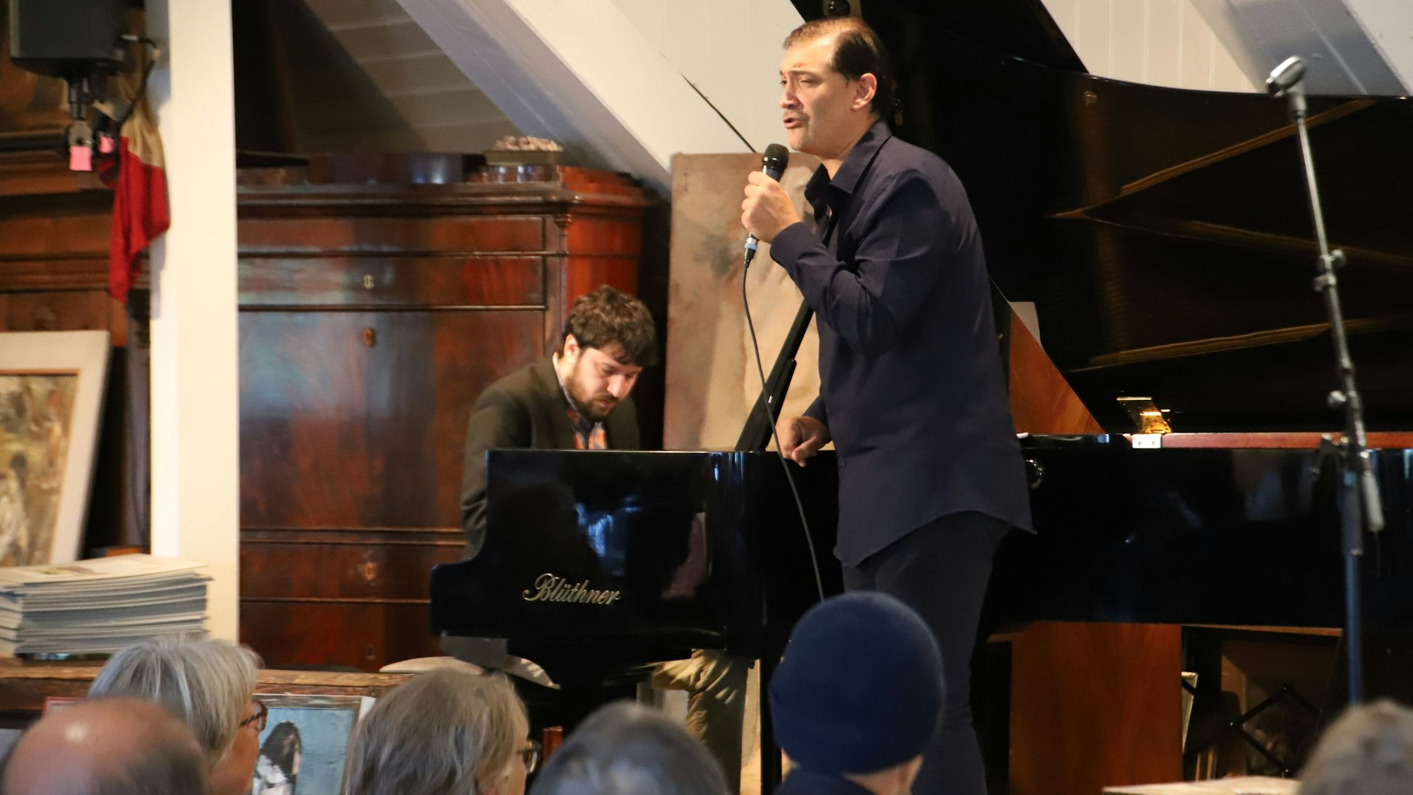 Ein Sänger und ein Pianist musizieren im Kunsthaus Seelscheid.