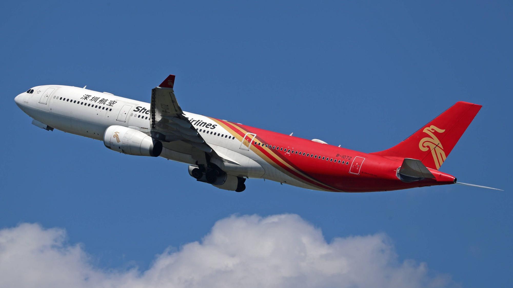 Ein Airbus der Fluglinie Shenzhen Airlines beim Start.