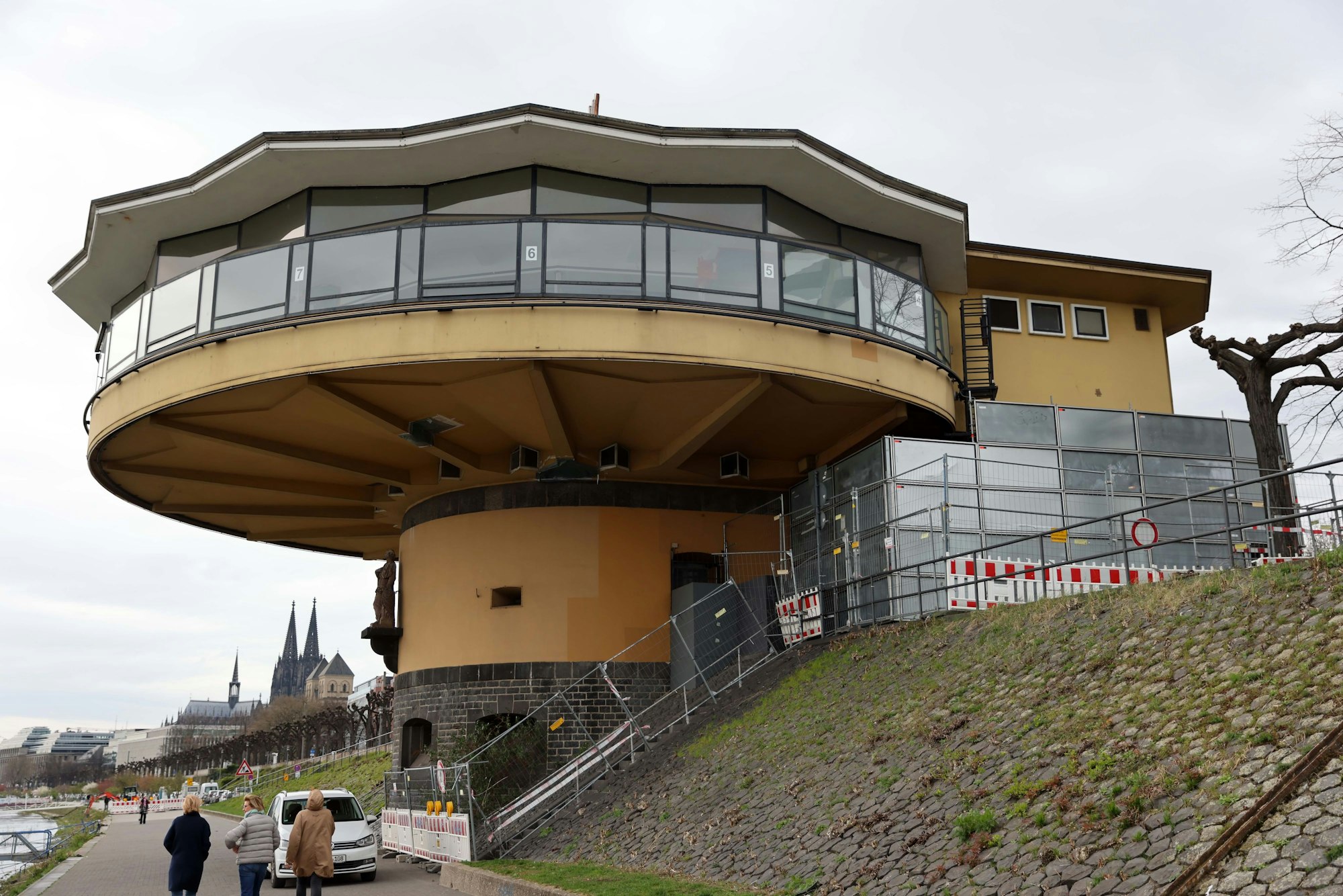 Die Bastei vom Kölner Rheinufer aus gesehen.