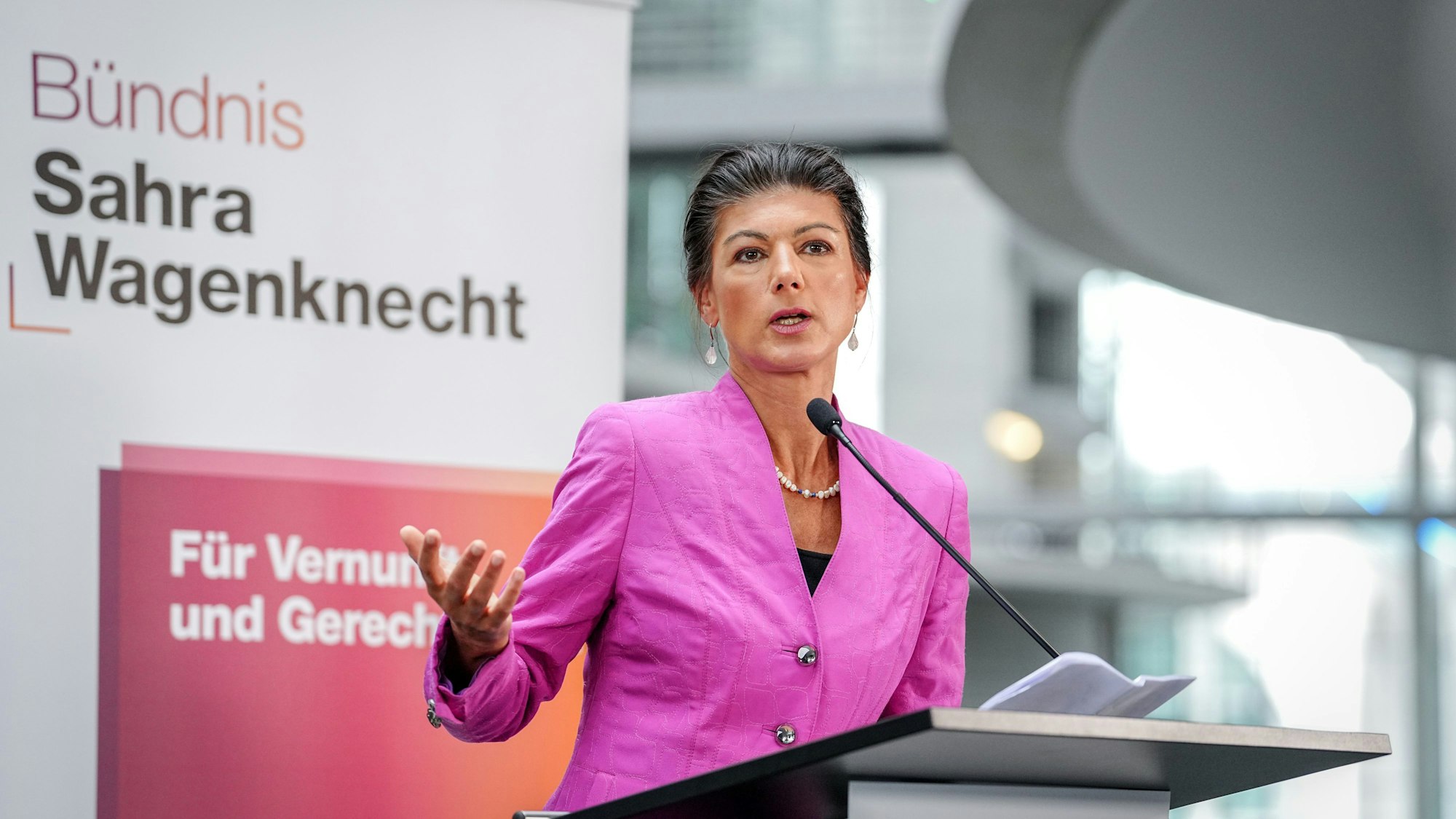 ARCHIV - 24.09.2024, Berlin: Sahra Wagenknecht, Prarteivorsitzende vom Bündnis Sahra Wagenknecht (BSW) und Bundestagsabgeordnete, gibt ein Pressestatement zu Beginn der Sitzungswoche im Bundestag. (zu dpa: «Wagenknecht pocht auf Distanz zu Merz in Ukraine-Politik») Foto: Kay Nietfeld/dpa +++ dpa-Bildfunk +++