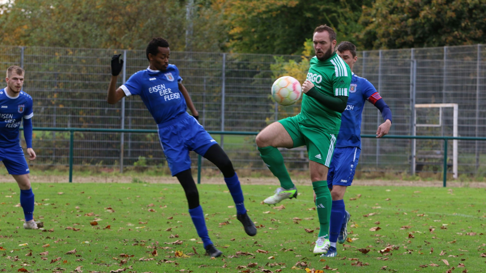 Das Bild zeigt den Sötenicher Bellstädt, der den Zweikampf gewinnt.