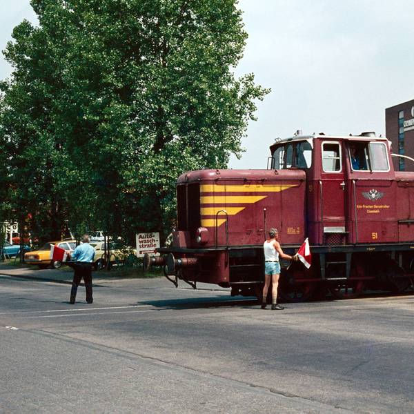 Die Lokomotive V51 am Bahnübergang Oskar-Jäger-Str. / Melaten im Sommer 1979.