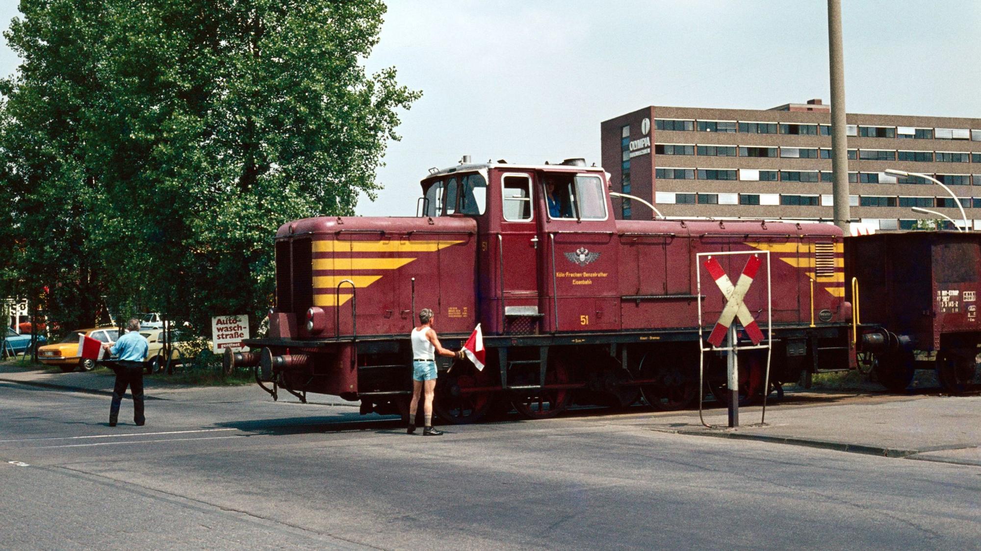 Die Lokomotive V51 am Bahnübergang Oskar-Jäger-Str. / Melaten im Sommer 1979.