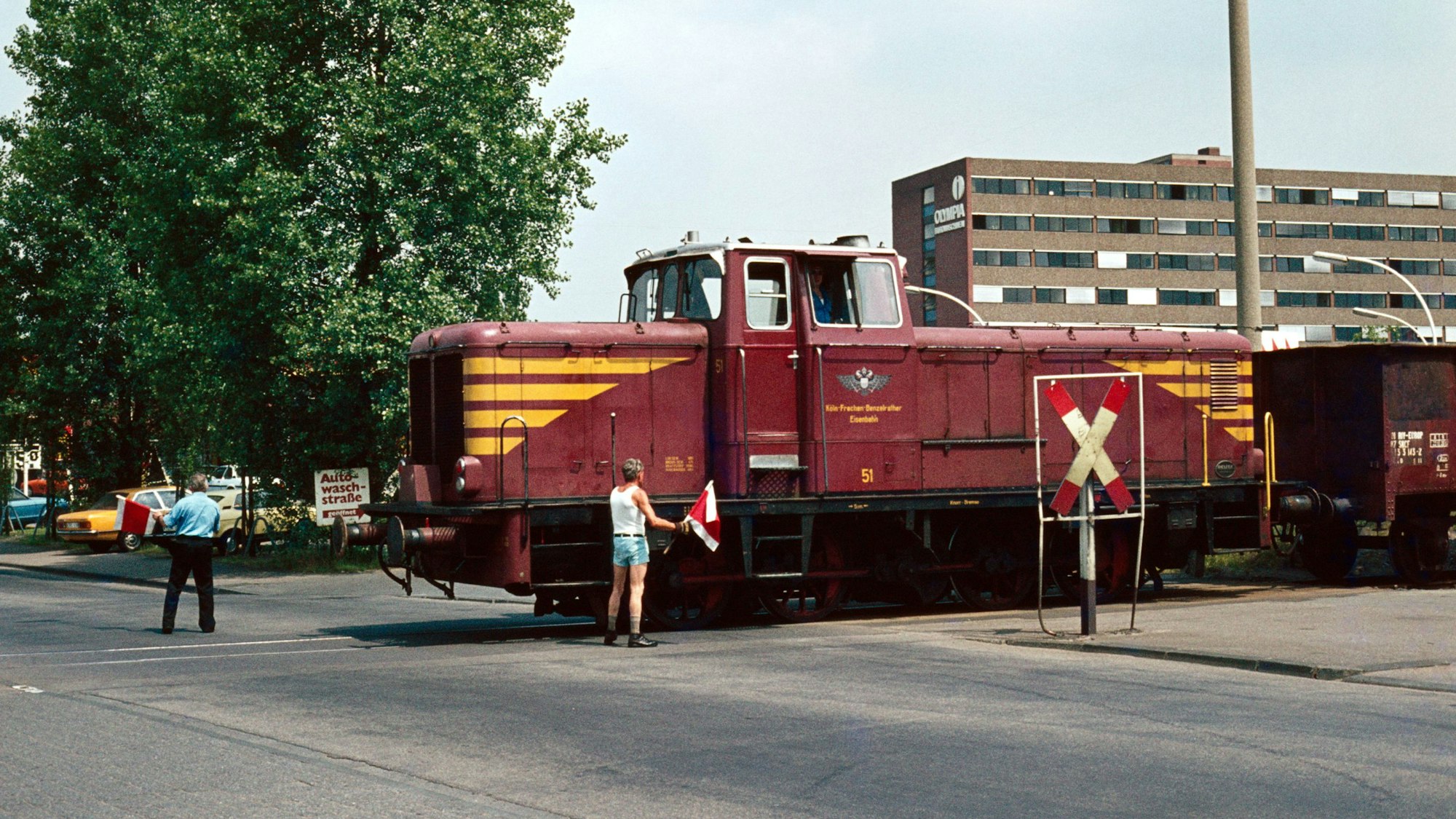 Die Lokomotive V51 am Bahnübergang Oskar-Jäger-Str. / Melaten im Sommer 1979.