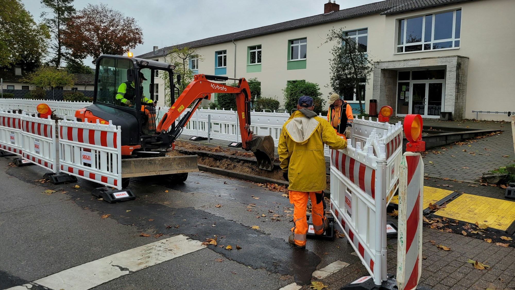 Ein Bagger gräbt sich durchs Erdreich.