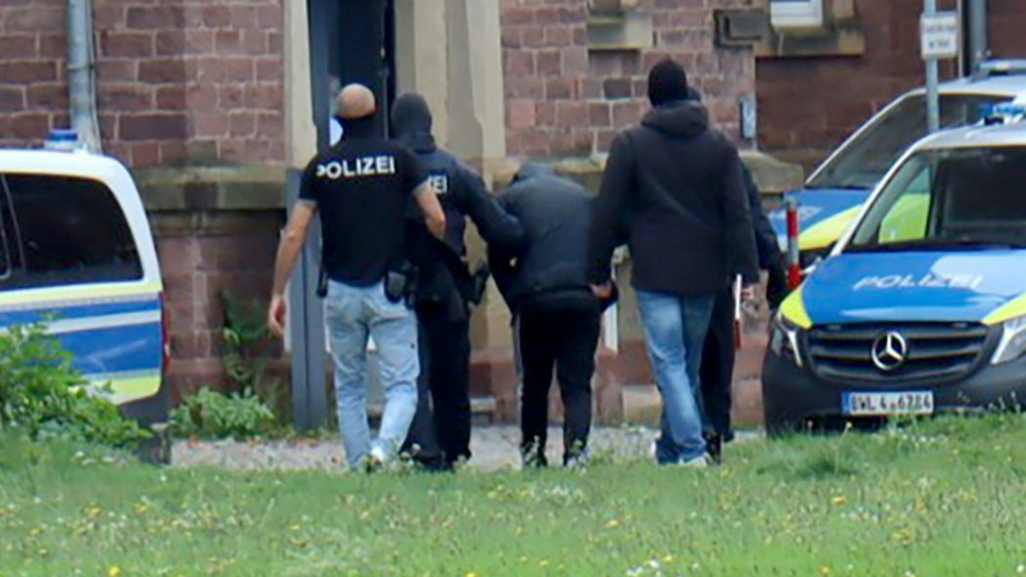 20.10.2024, Baden-Württemberg, Karlsruhe: RECROP - Polizisten bringen den in Bernau bei Berlin festgenommenen mutmaßlichen IS-Unterstützer, der einen Anschlag mit Schusswaffen auf die israelische Botschaft in Berlin geplant haben soll, zur  Haftvorführung. Foto: René Priebe/dpa +++ dpa-Bildfunk +++