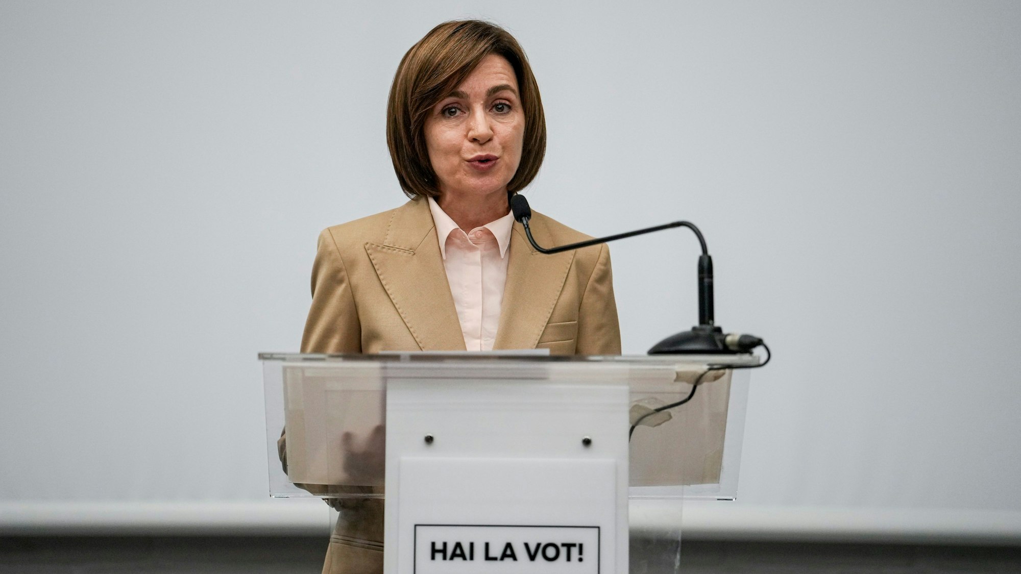21.10.2024, Moldau, Chisinau: Maia Sandu, Präsidentin von Moldau, spricht zu den Medien während einer Pressekonferenz nach Schließung der Wahllokale für die Präsidentschaftswahlen und das Referendum darüber, ob der Weg des Landes in die Europäische Union in der Verfassung verankert werden soll.