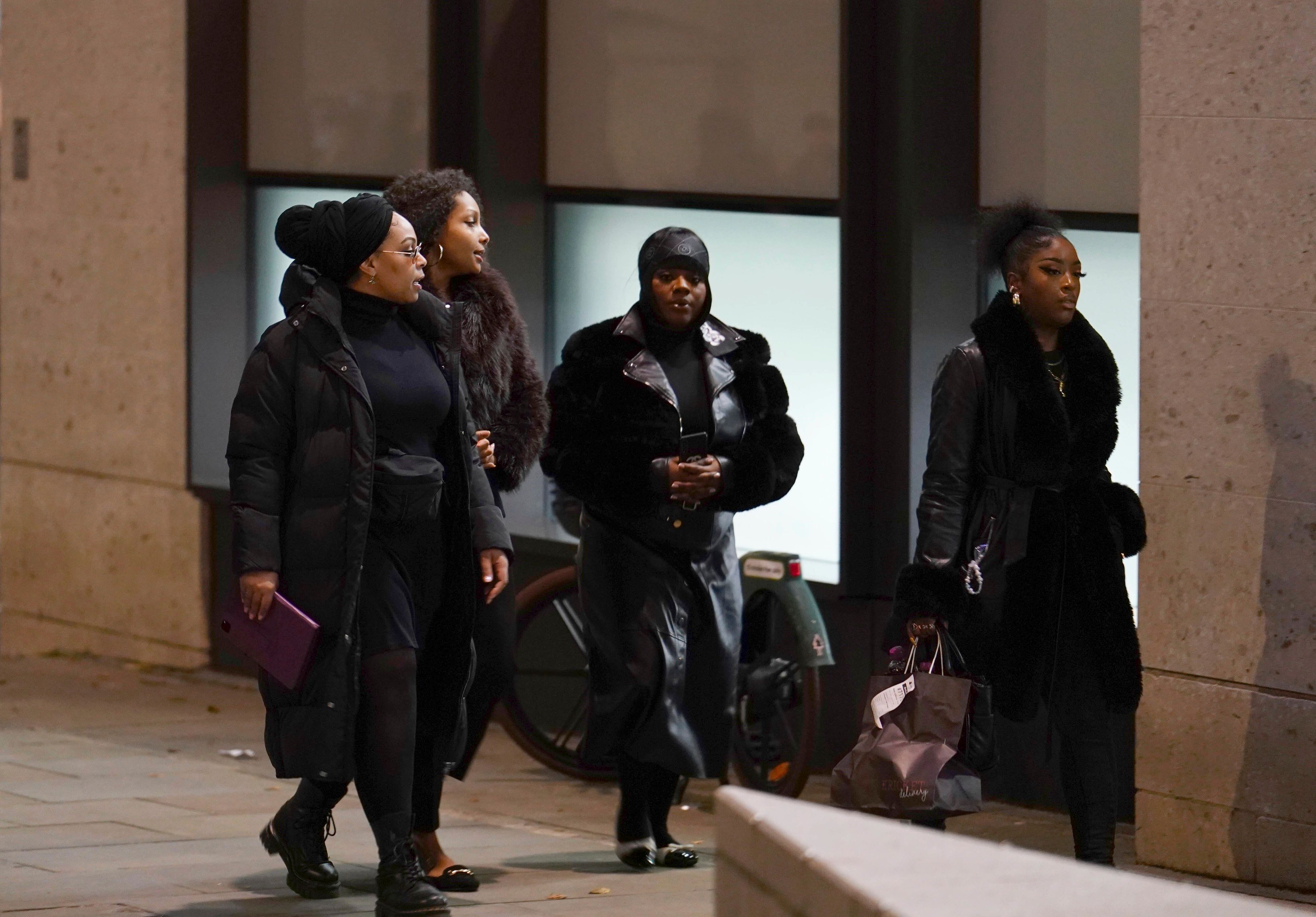 Freunde und Familienmitglieder von Chris Kaba verlassen am Montag, 21. Oktober 2024, den Old Bailey im Zentrum Londons, nachdem der Londoner Polizeibeamte, der Kaba tödlich erschossen hatte, vom Vorwurf des Mordes freigesprochen wurde.