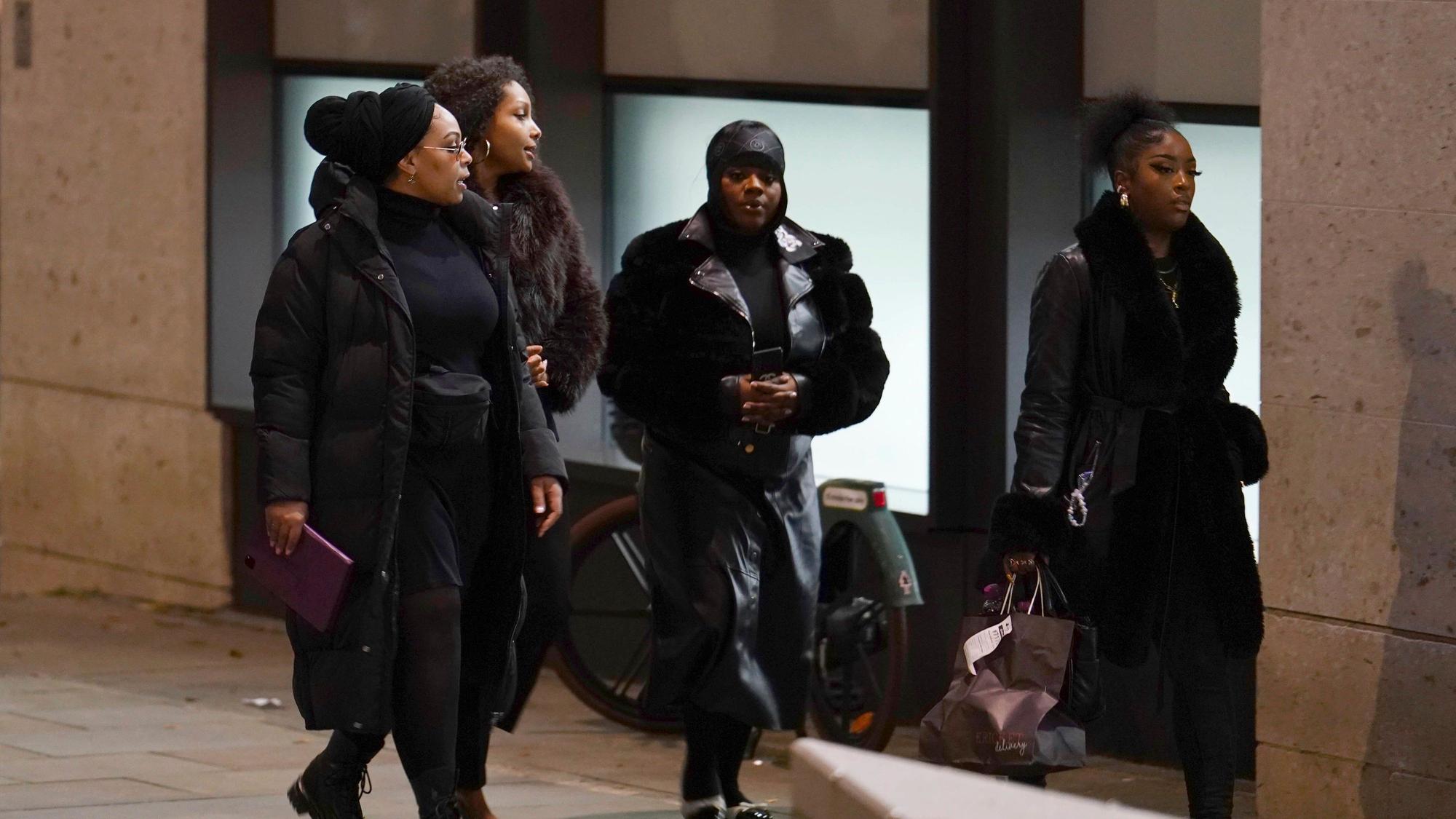 Freunde und Familienmitglieder von Chris Kaba verlassen am Montag, 21. Oktober 2024, den Old Bailey im Zentrum Londons, nachdem der Londoner Polizeibeamte, der Kaba tödlich erschossen hatte, vom Vorwurf des Mordes freigesprochen wurde.