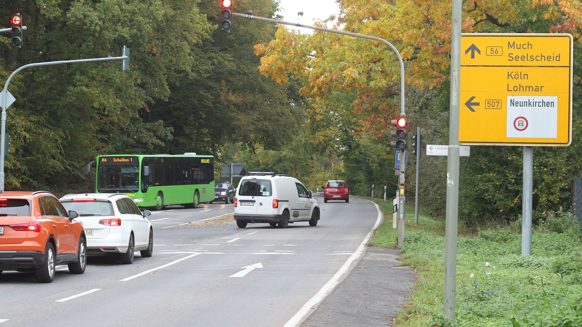 Straße mit Autoverkehr und Hinweisschild