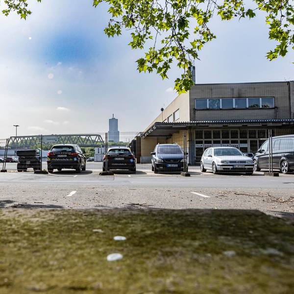 Auf einem Parkplatz stehen mehrere Autos.