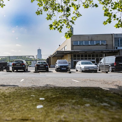 Auf einem Parkplatz stehen mehrere Autos.