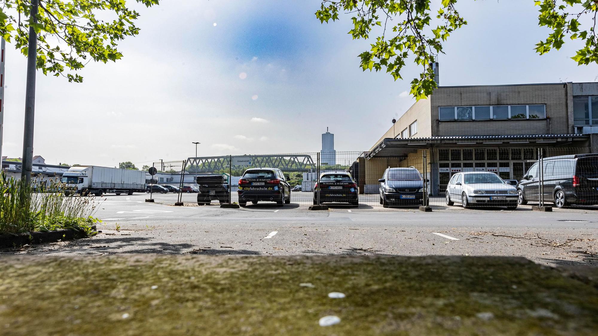 Auf einem Parkplatz stehen mehrere Autos.