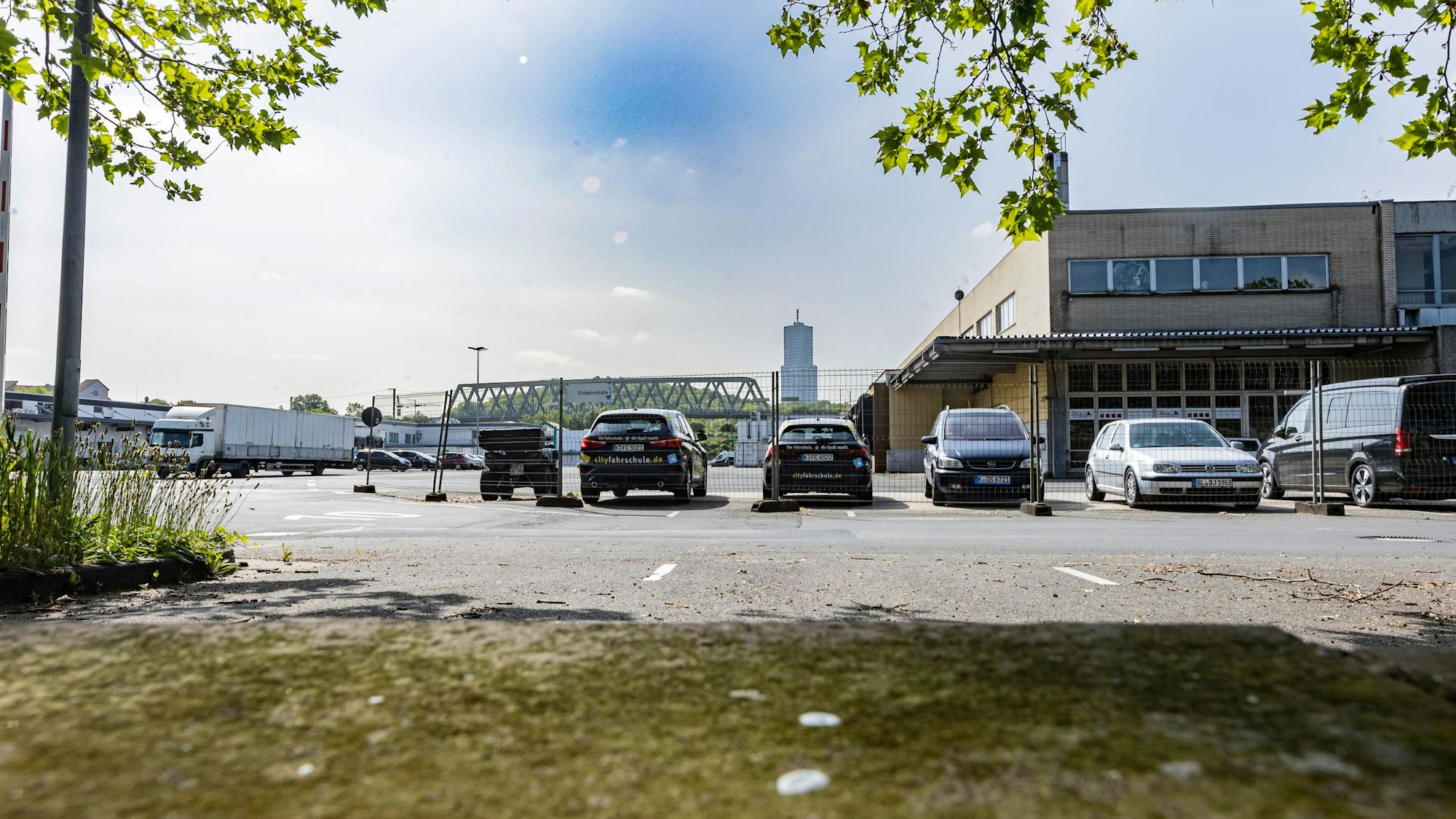 Auf einem Parkplatz stehen mehrere Autos.