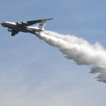 Ein Flugzeug vom Typ Iljuschin IL-76 löscht ein Feuer.