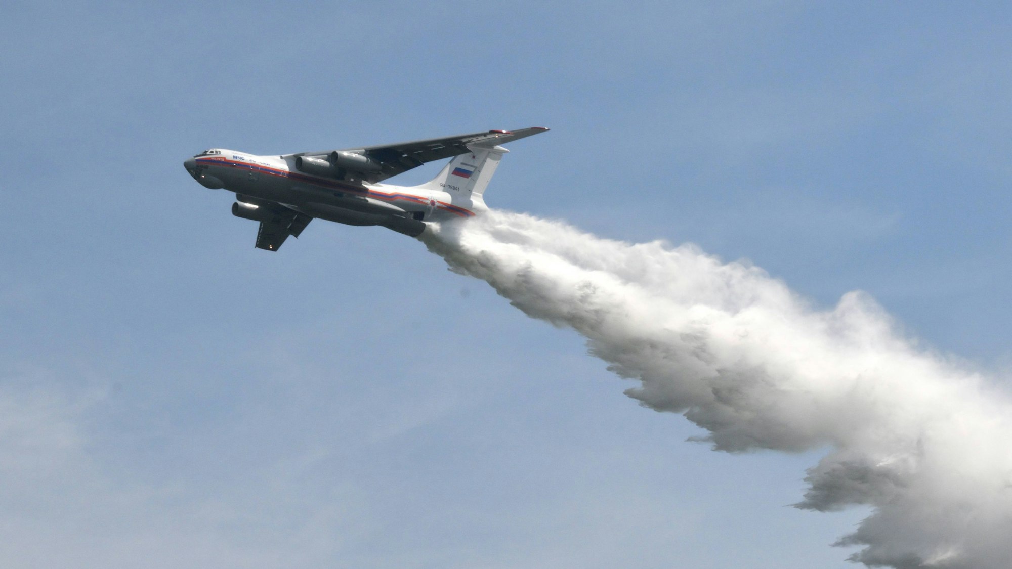 Ein Flugzeug vom Typ Iljuschin IL-76 löscht ein Feuer.